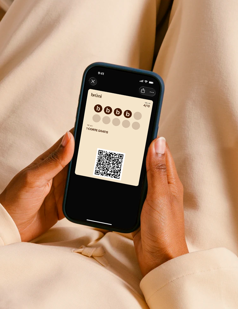 Cliente añadiendo una tarjeta de fidelización a Apple Wallet